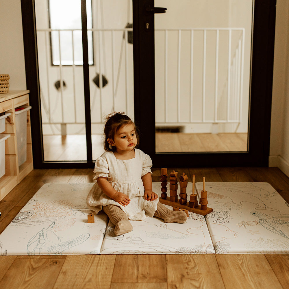 petite fille sur le tapis de jeu pliable le bubullle