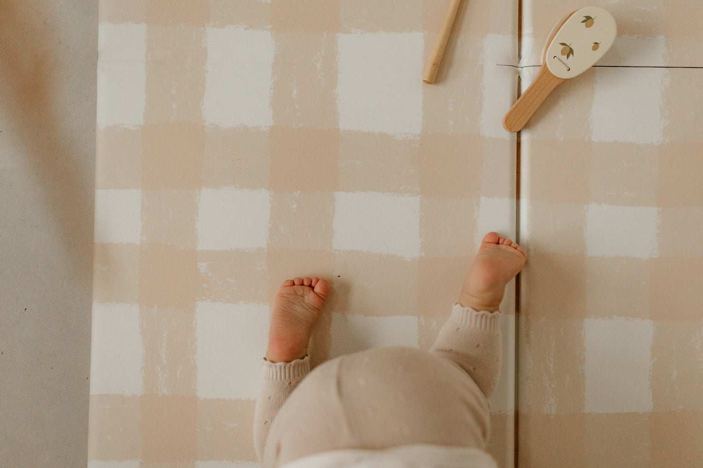 zoom pieds bébé avec le tapis de jeu le pêche-mêle tapilou