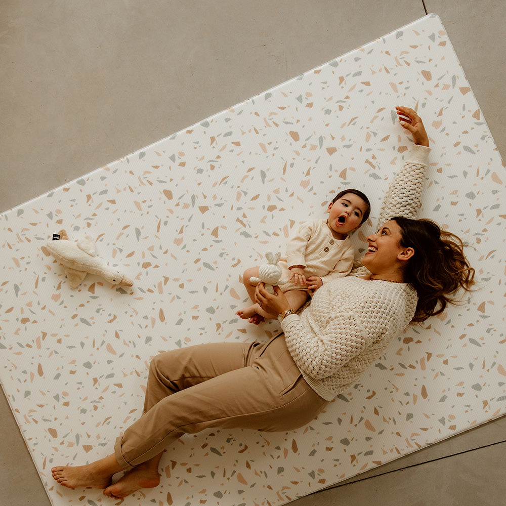 maman et bébé sur le tapis de jeu xl le granite tapilou