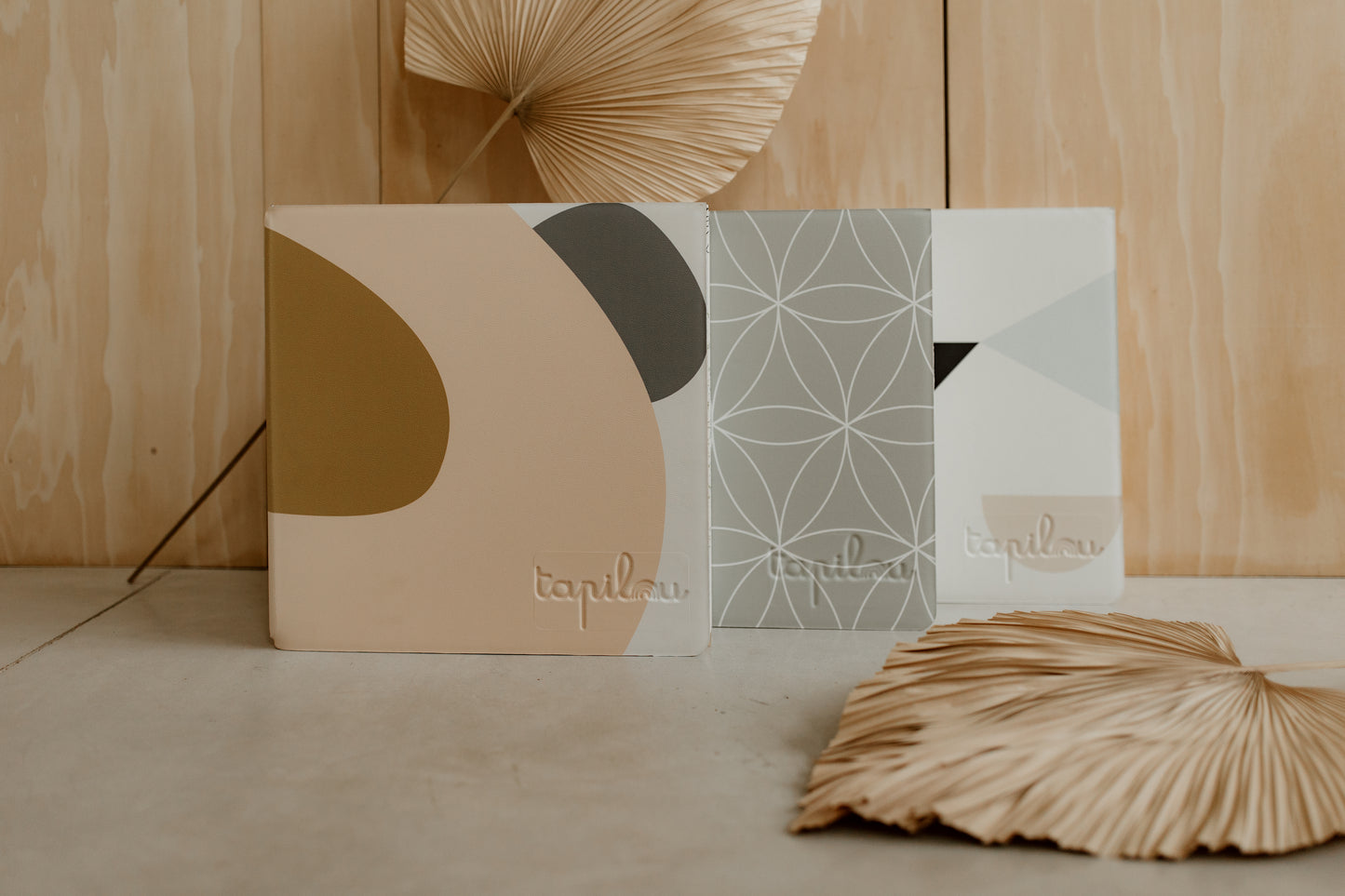 trois tapis de jeu tapilou posés contre un mur