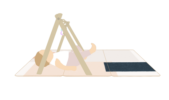 illustration d'un bébé couché sur le dos sur le tapis de jeu méli mélo