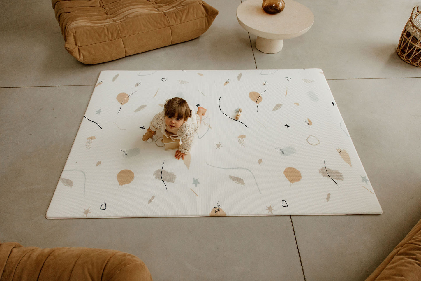 enfant sur tapis de jeu xl tapilou