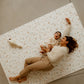 maman et bébé qui s'amusent sur le tapis de jeu xl tapilou
