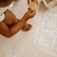 zoom enfant sur le tapis de jeu xl tapilou