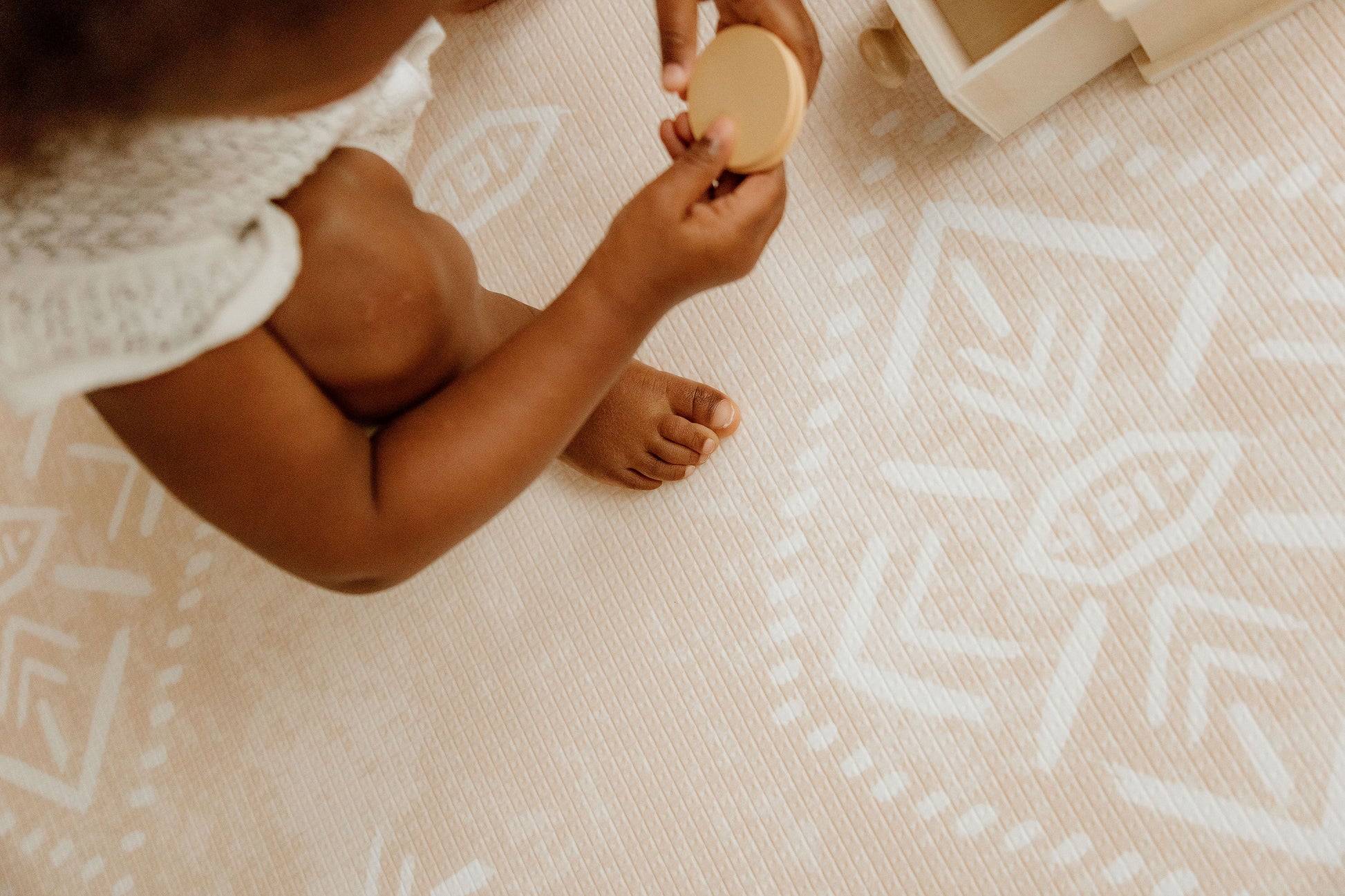 zoom enfant sur le tapis de jeu xl tapilou