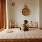 petite fille assis sur le tapis de jeu xl motif vichy