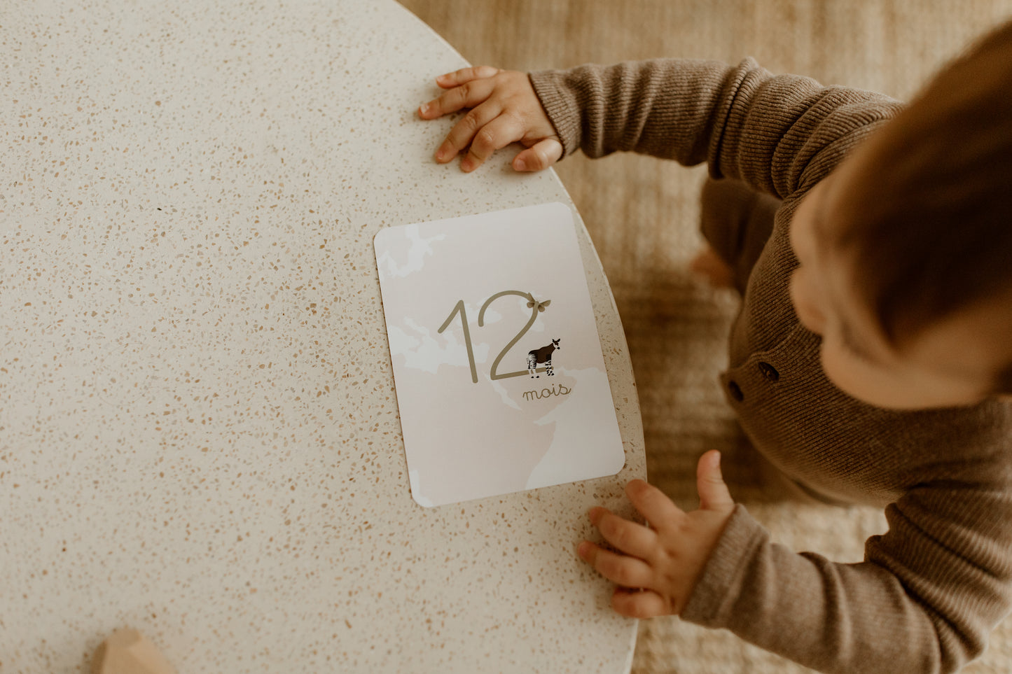 bébé qui regarde la carte étape 12 mois tapilou x babyatoutprix