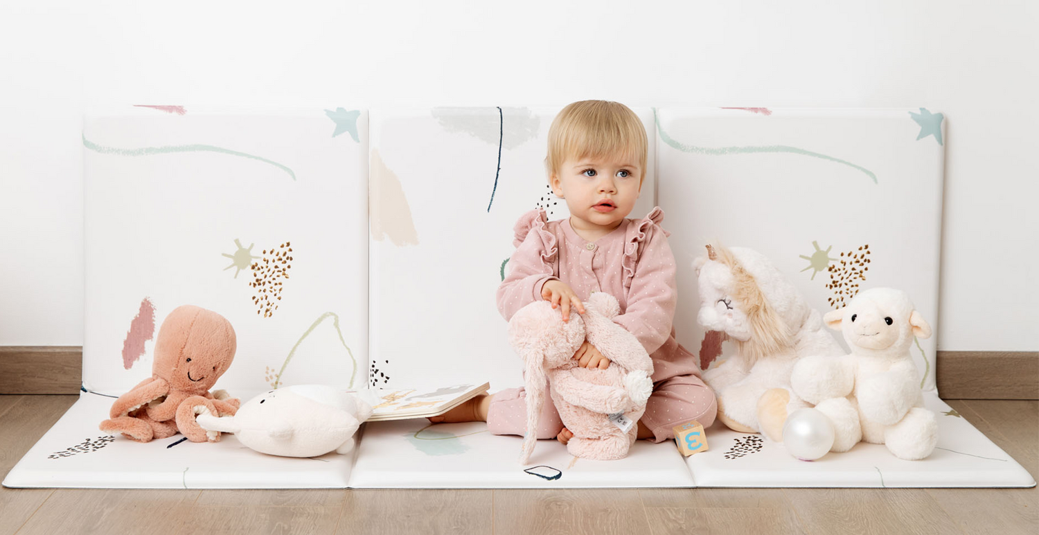 Tapis de jeu transformé en coin lecture, un espace polyvalent pour les enfants.