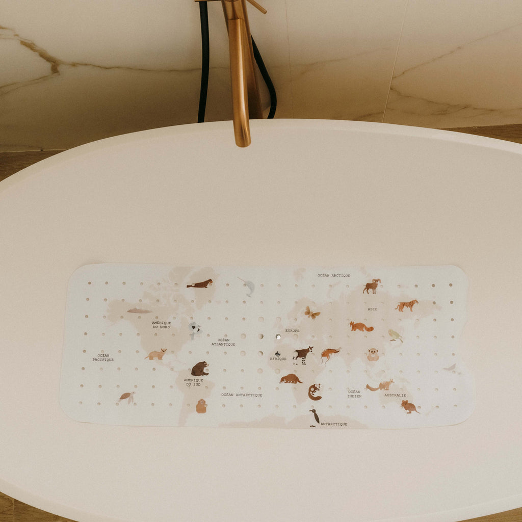 tapis de bain la carte mis dans la baignoire