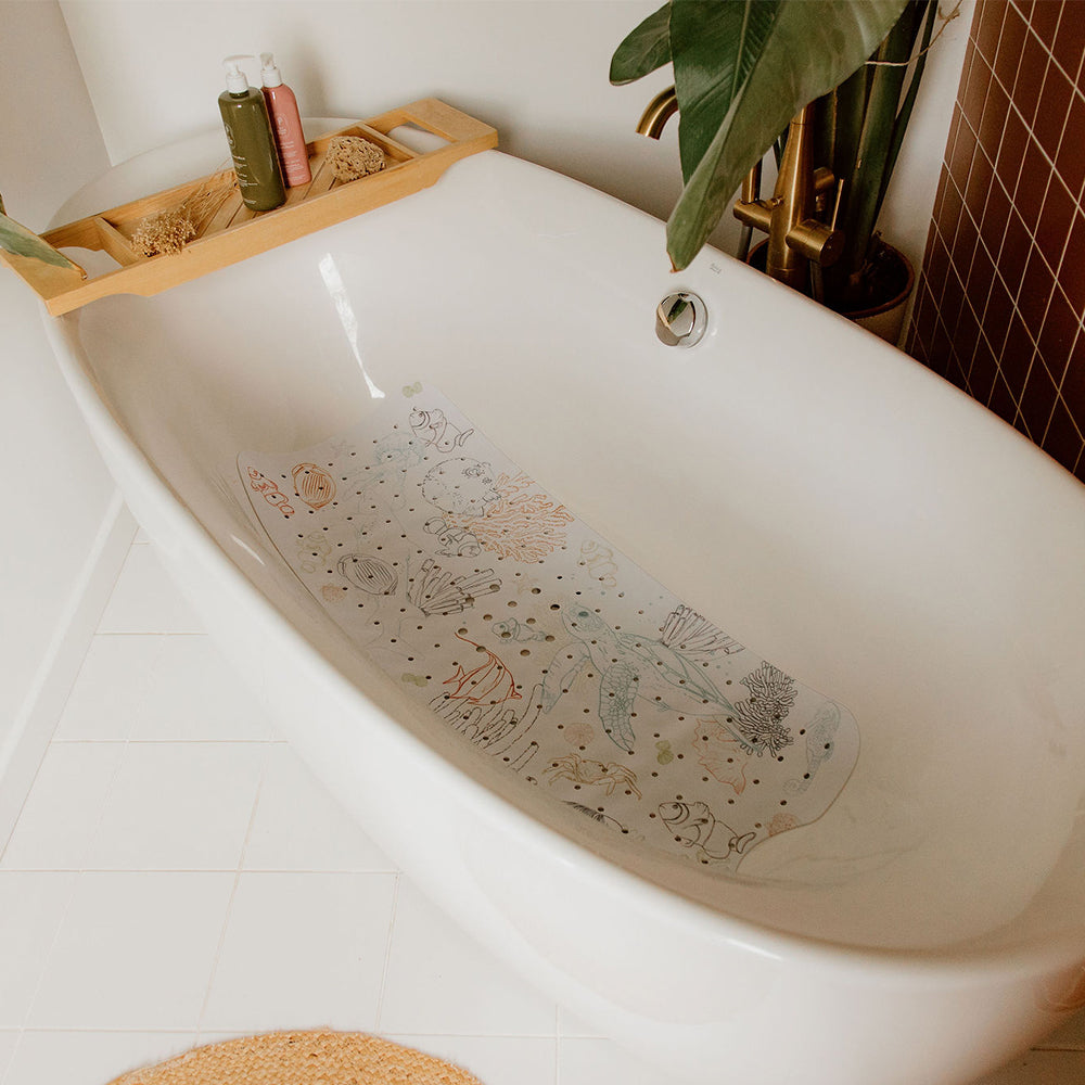 vue de loin tapis de bain bubulle dans la baignoire