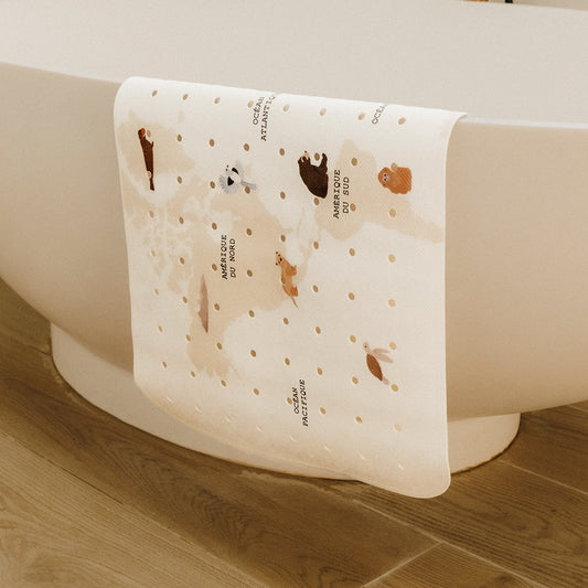 tapis de bain la carte exposé sur la baignoire