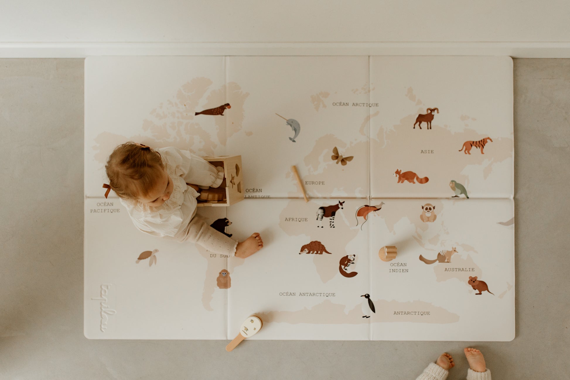 bébé assis sur le tapis de jeu animaux collab babyatoutprix x tapilou