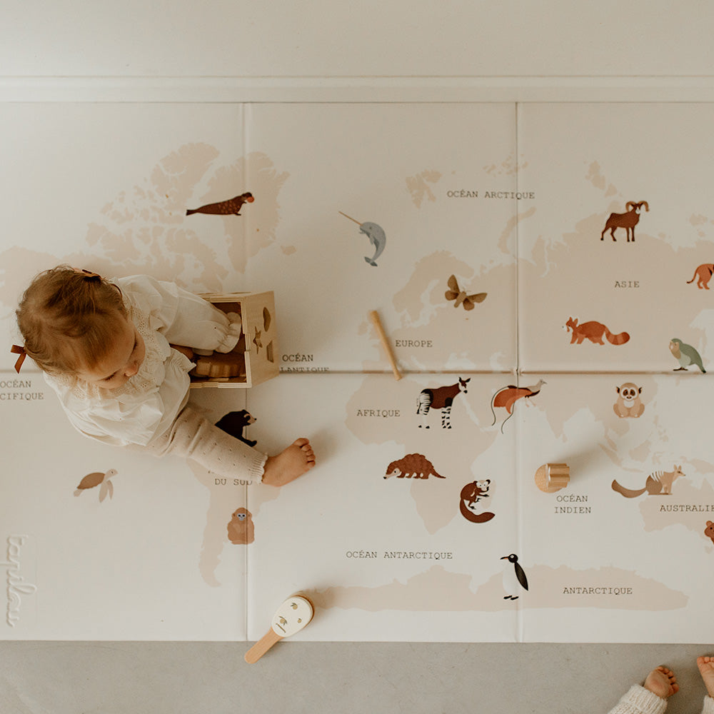 bébé assis sur le tapis de jeu pliable tapilou x babyatoutprix