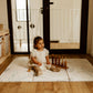 petite fille sur le tapis de jeu pliable le bubullle