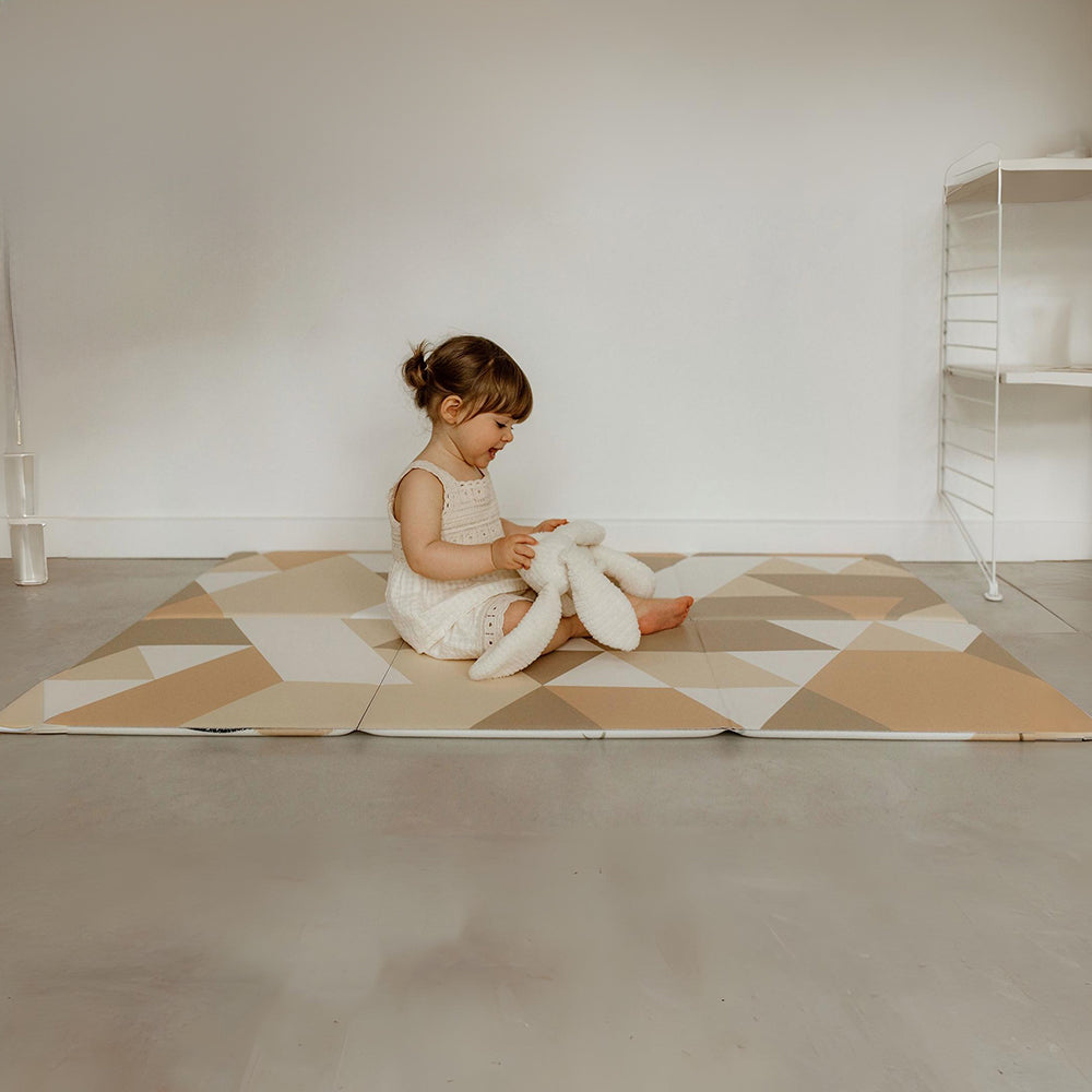 petite fille sur le tapis de jeu pliable le gribouille tapilou