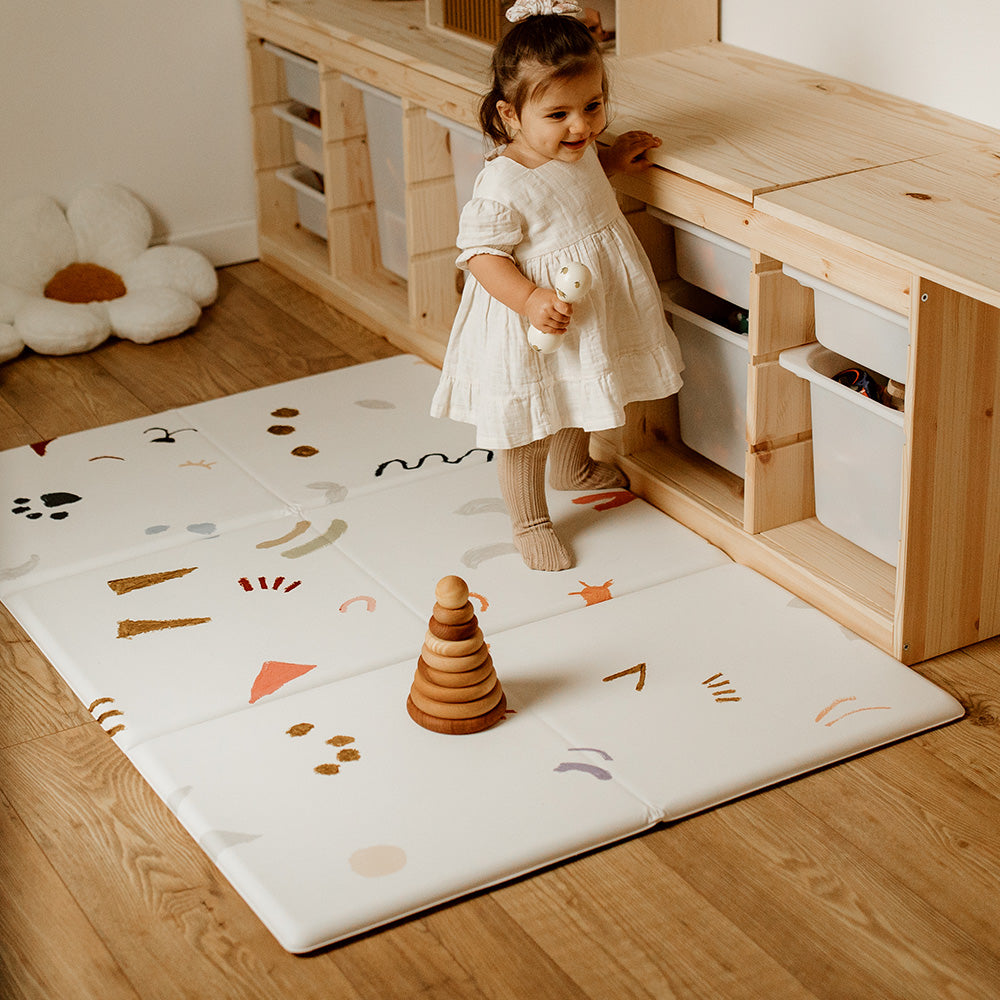 bébé debout sur le tapilou pliable le méli-mélo 