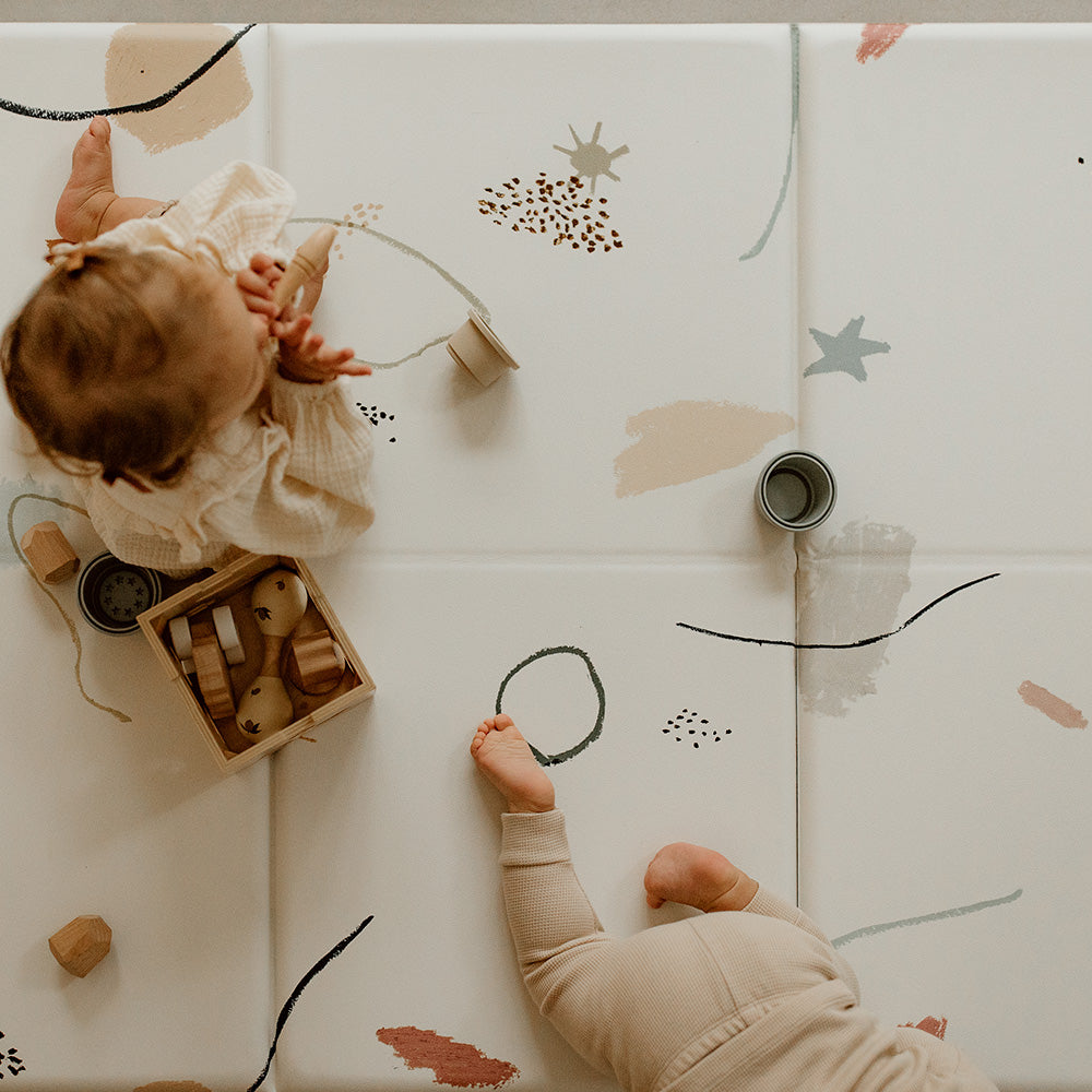 enfants sur le tapis de jeu le gribouille 
