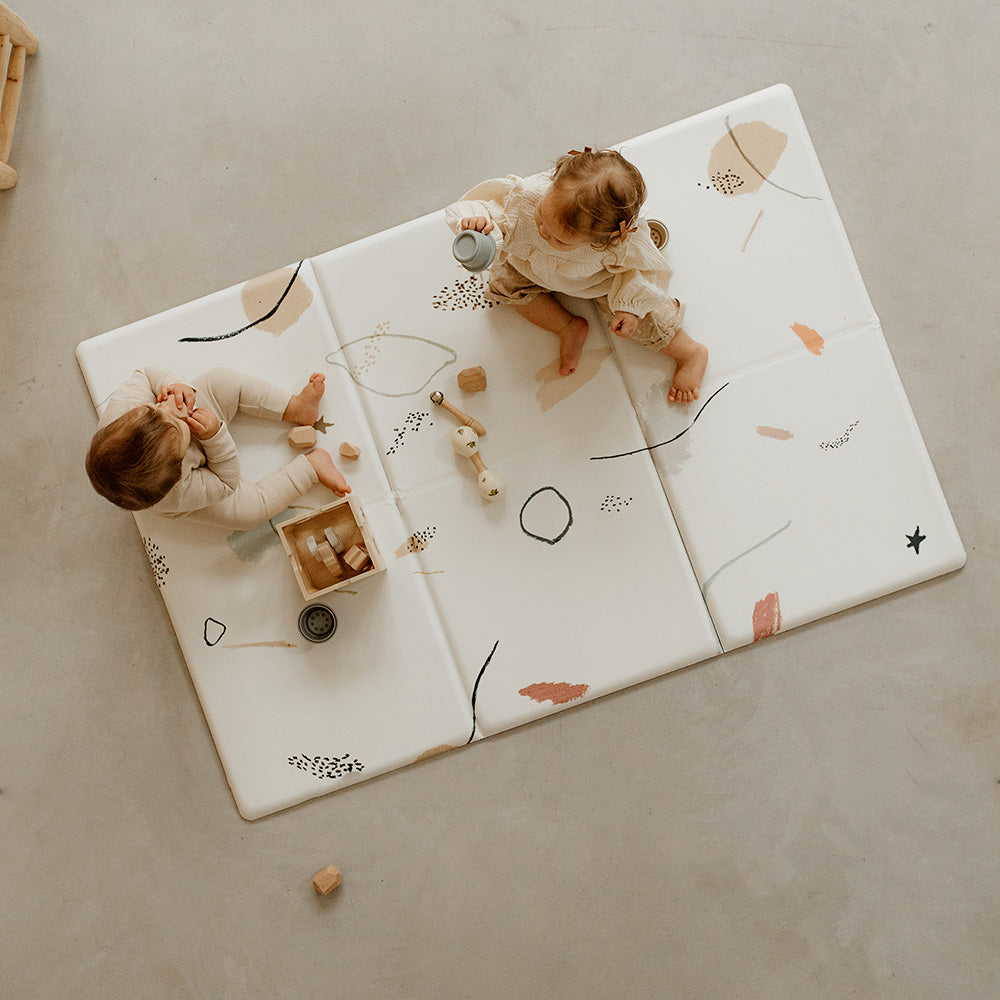 vue d'en haut du tapilou pliable avec bebe