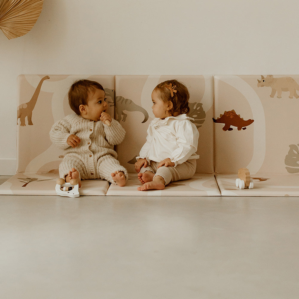 tapis de jeu pliable babyatoutprix dinosaure contre le mur