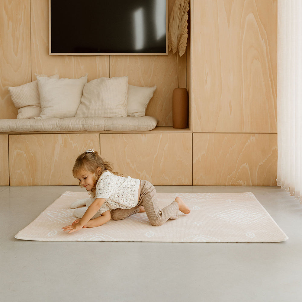 enfant sur le tapis de jeu granite tapilou