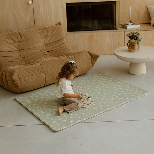 enfant sur le tapis de jeu oasis tapilou