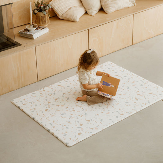 enfant jouant sur le tapis de jeu l granite tapilou