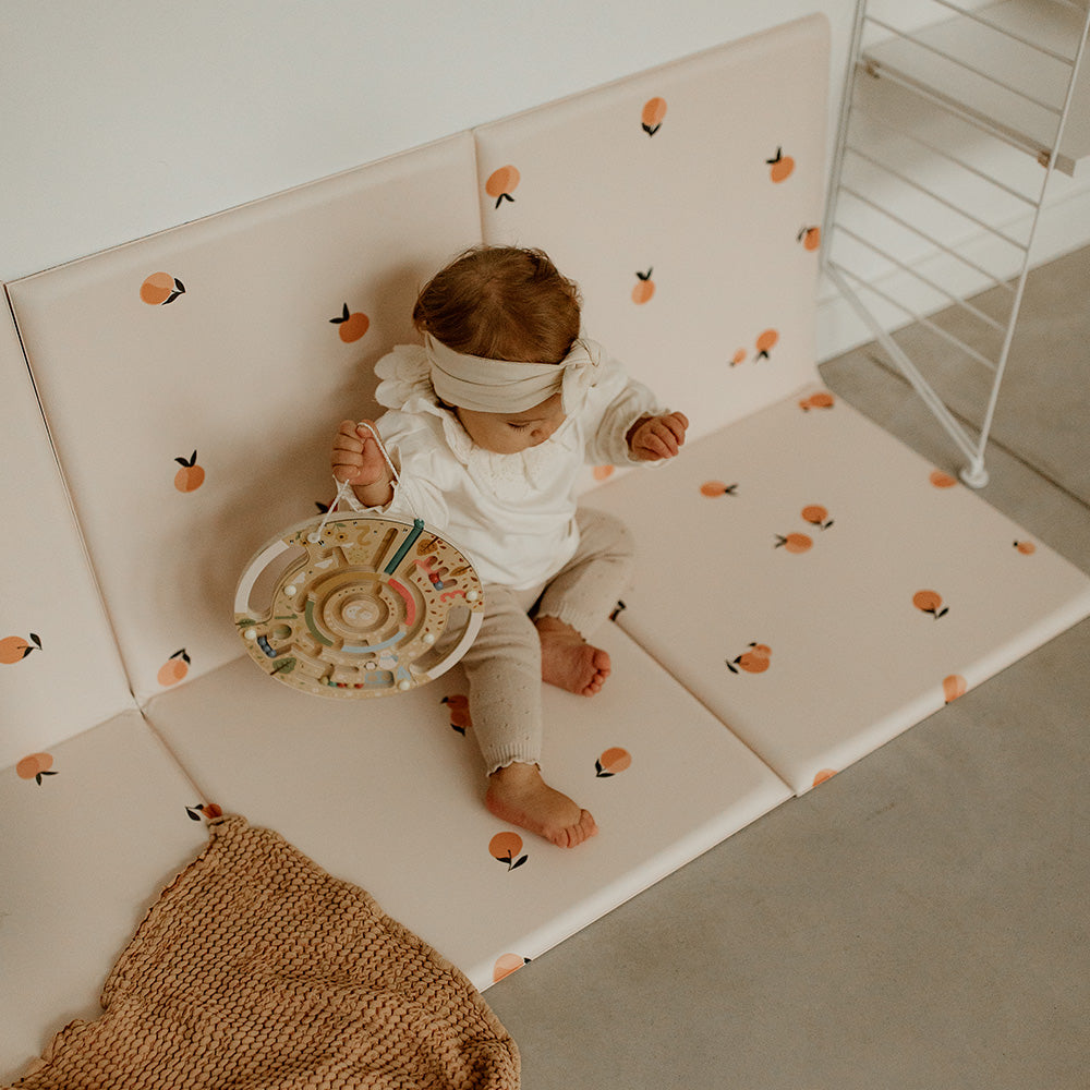 tapis de jeu pliable contre le mur motif minimaliste