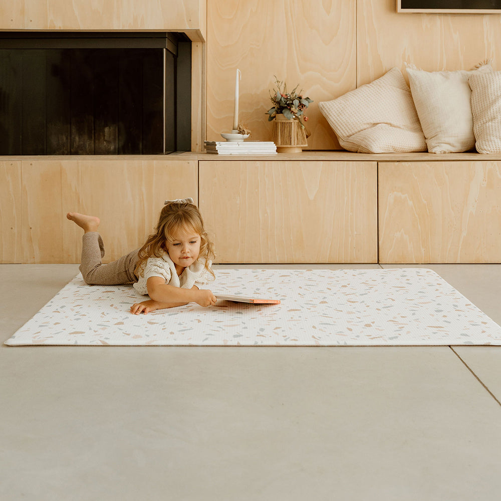 enfant sur le tapis de jeu L coquillage tapilou