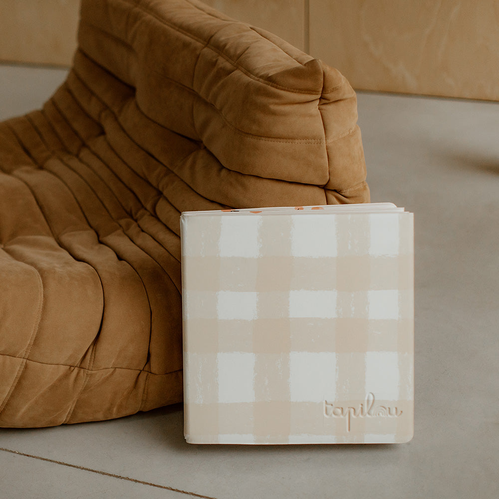 tapis de jeu motif vichy en pouf contre un canapé Image