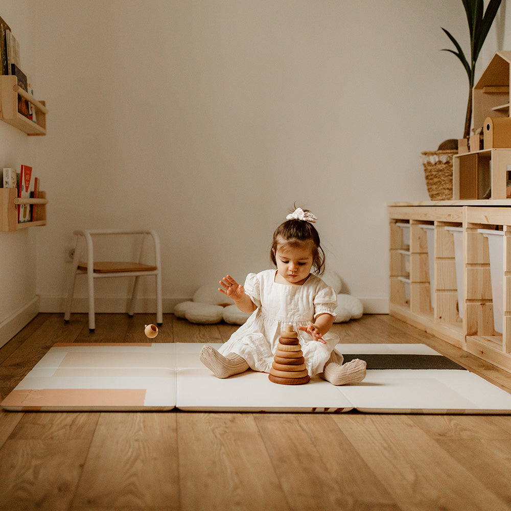 bébé qui joue sur le tapis de jeu le méli mélo