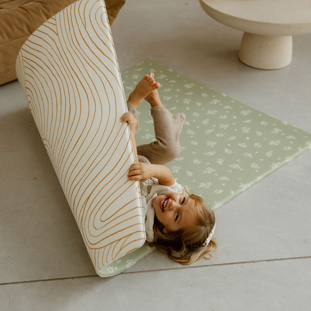 enfant jouant sur le tapis de jeu l tapilou