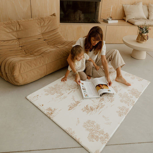 maman et enfant lisant sur le tapis de jeu bambino tapilou