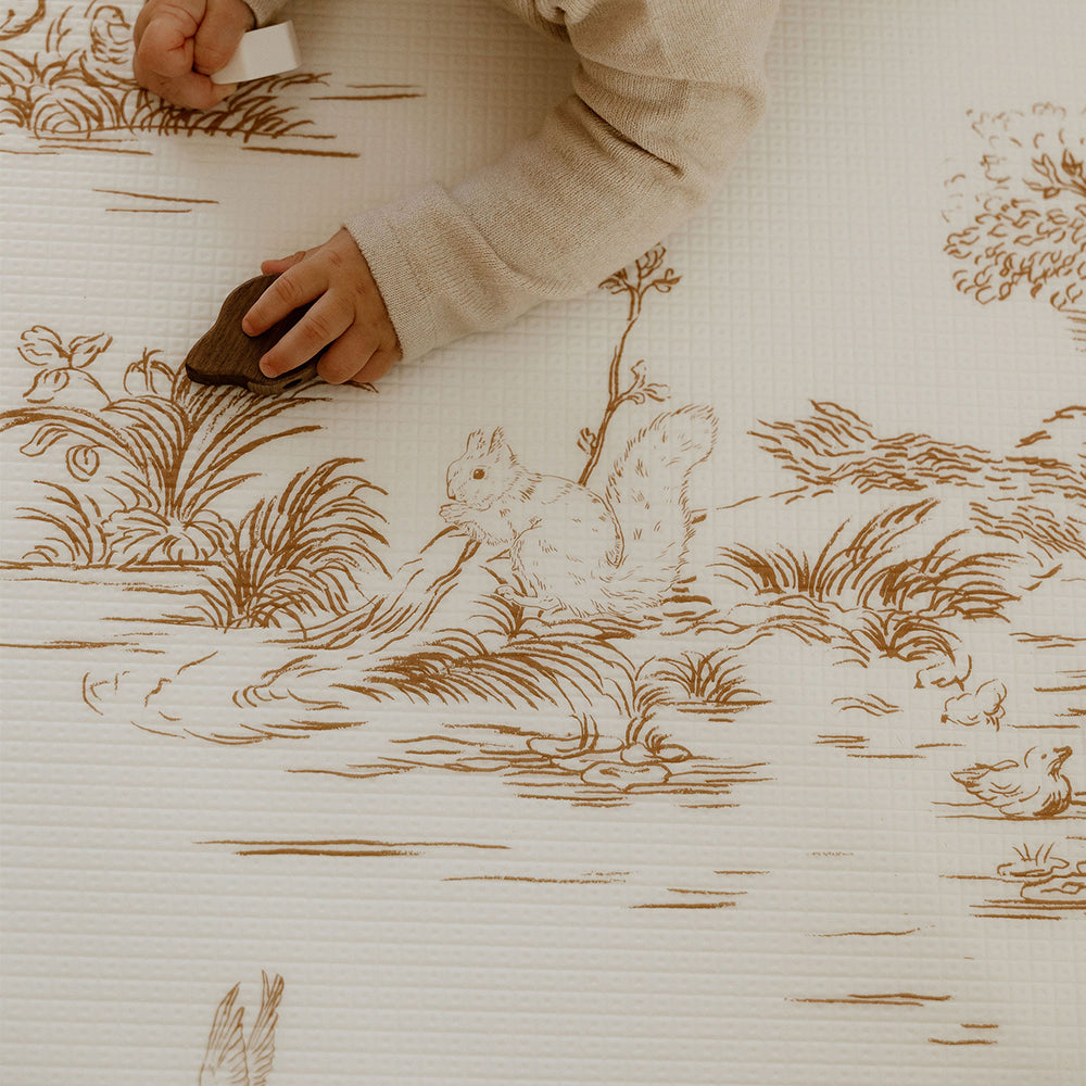 zoom tapis de jeu motif toile de jouy bambino tapilou l