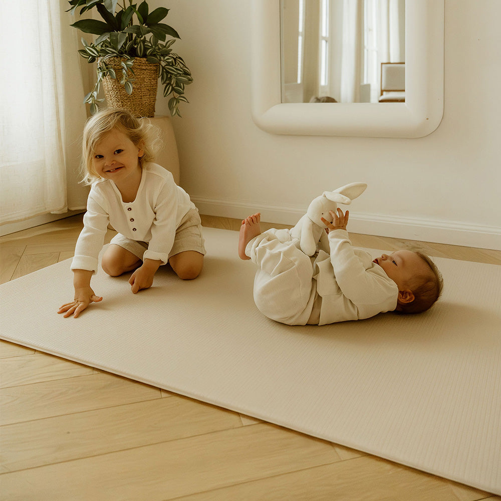enfants qui jouent sur le tapis de jeu L uni beige tapilou