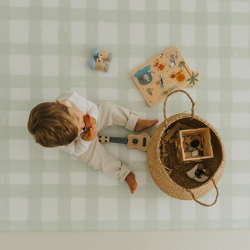 vue d'en haut bébé sur le tapis de jeu xl vichy vert d'eau