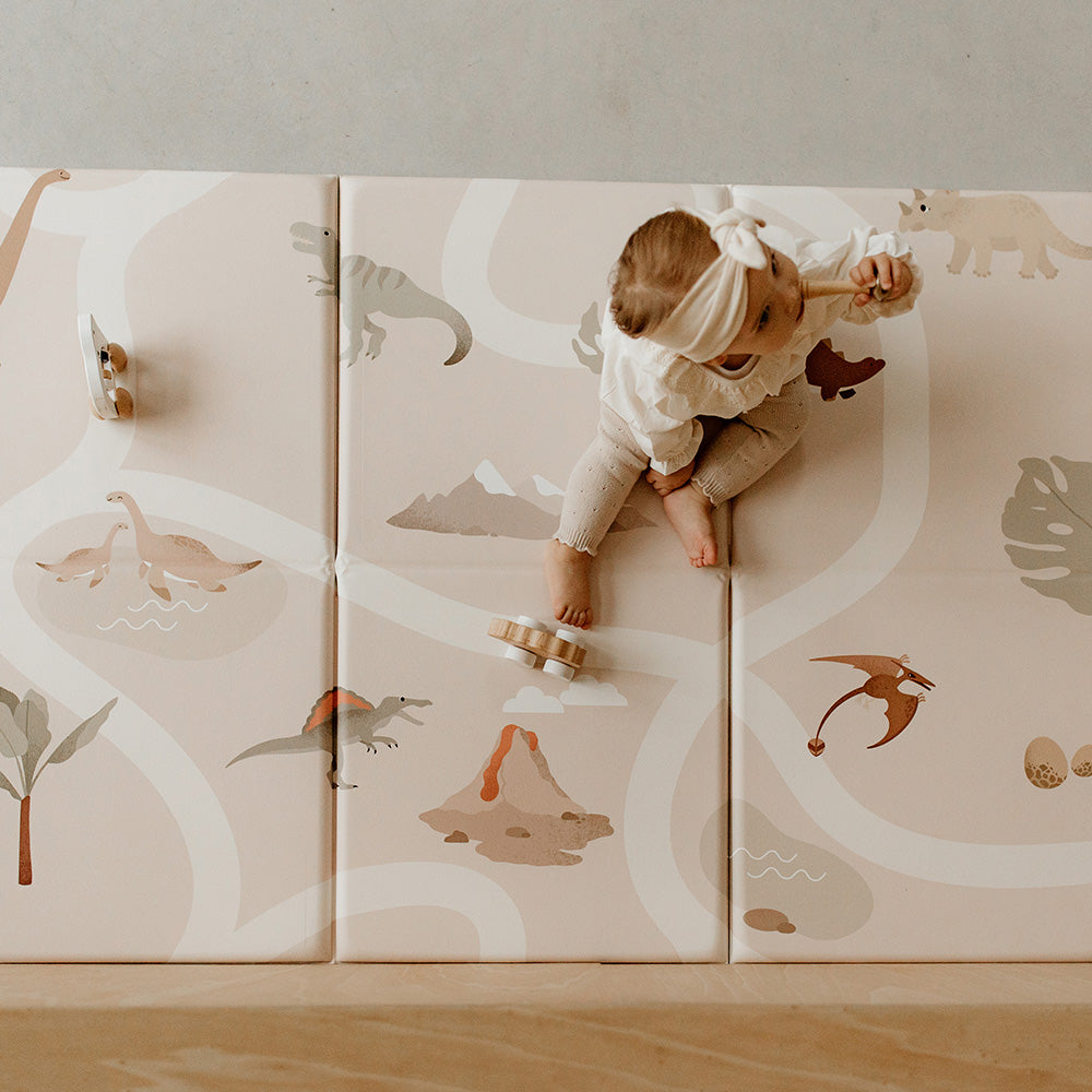 bébé sur le tapis de jeu pliable tapilou x babyatoutprix motif dinosaure épuré