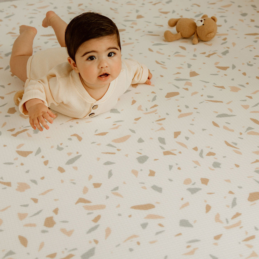 bébé sur le tapis de jeu granite terrazzo tapilou