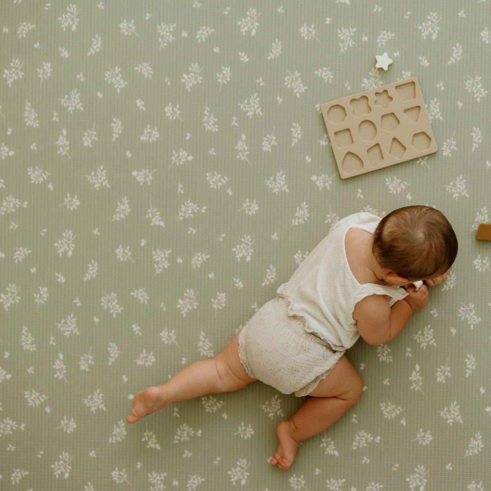 bébé sur le tapis de jeu l motif fleur tapilou