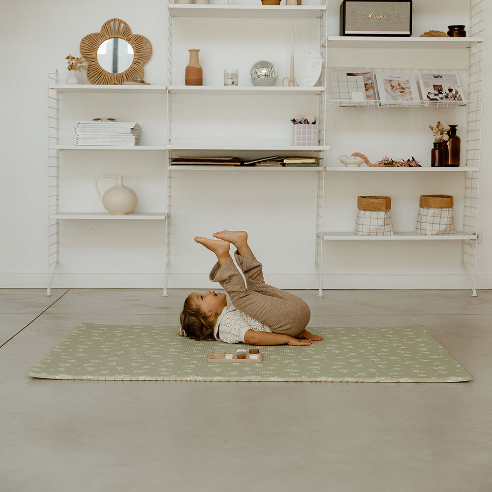 enfant sur le tapis de jeu l bambino tapilou