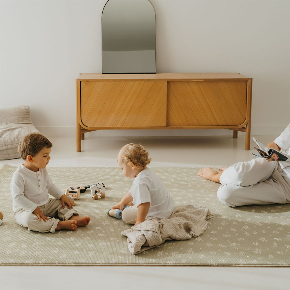 famille sur le tapis de jeu xl motifs fleurs minimalistes