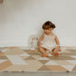 bebe sur le tapis de jeu pliable le gribouille