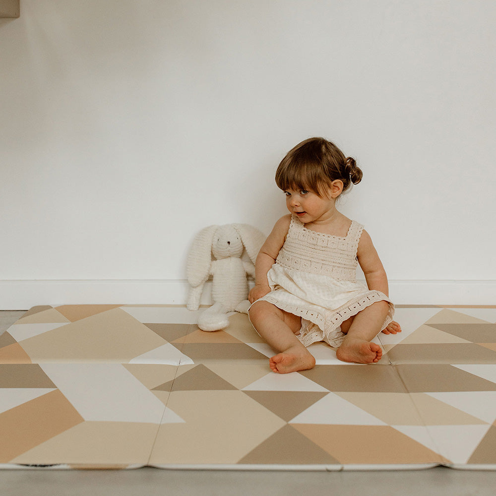 bebe sur le tapis de jeu pliable le gribouille