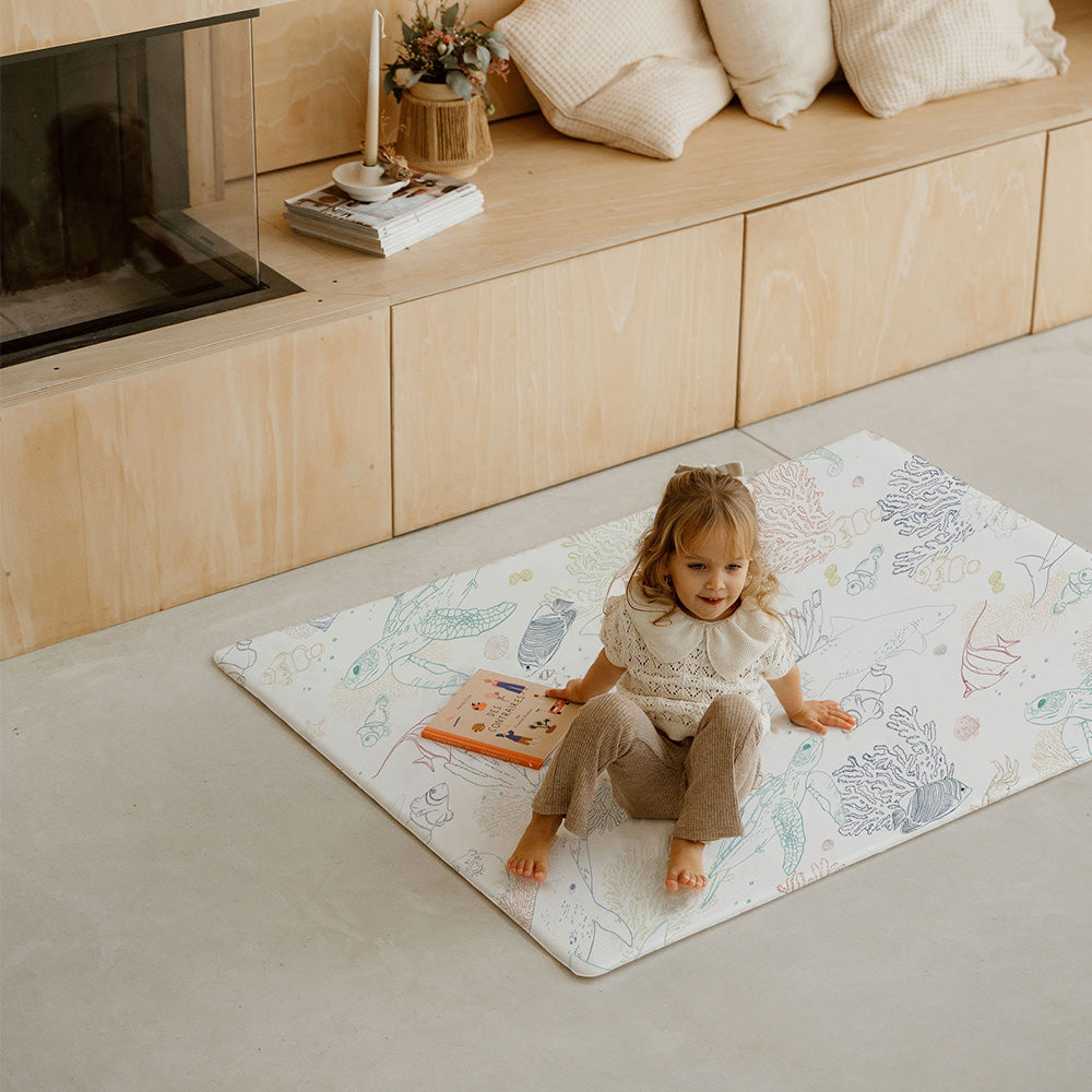 enfant sur le tapis de jeu l animaux de la mer tapilou