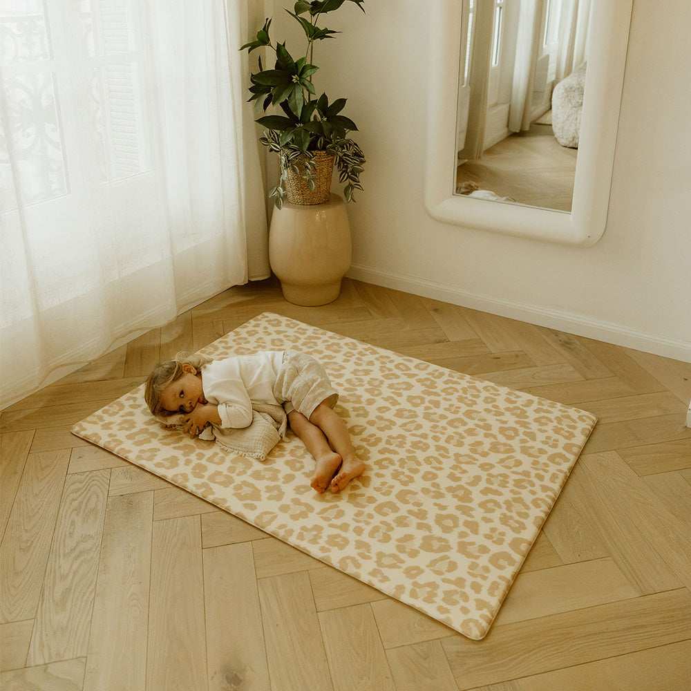 petit garçon sur le tapis de jeu l léopard tapilou