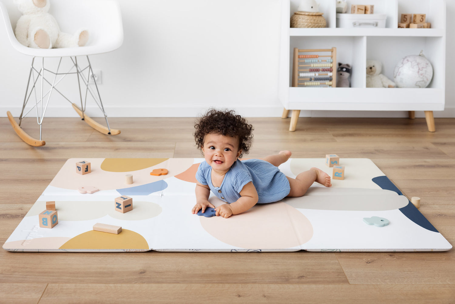 bébé qui joue sur le tapis de jeu tapilou le bubulle