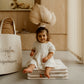 bébé assis sur le tapilou en mode pouf avec le tote bag tapilou x babyatoutprix