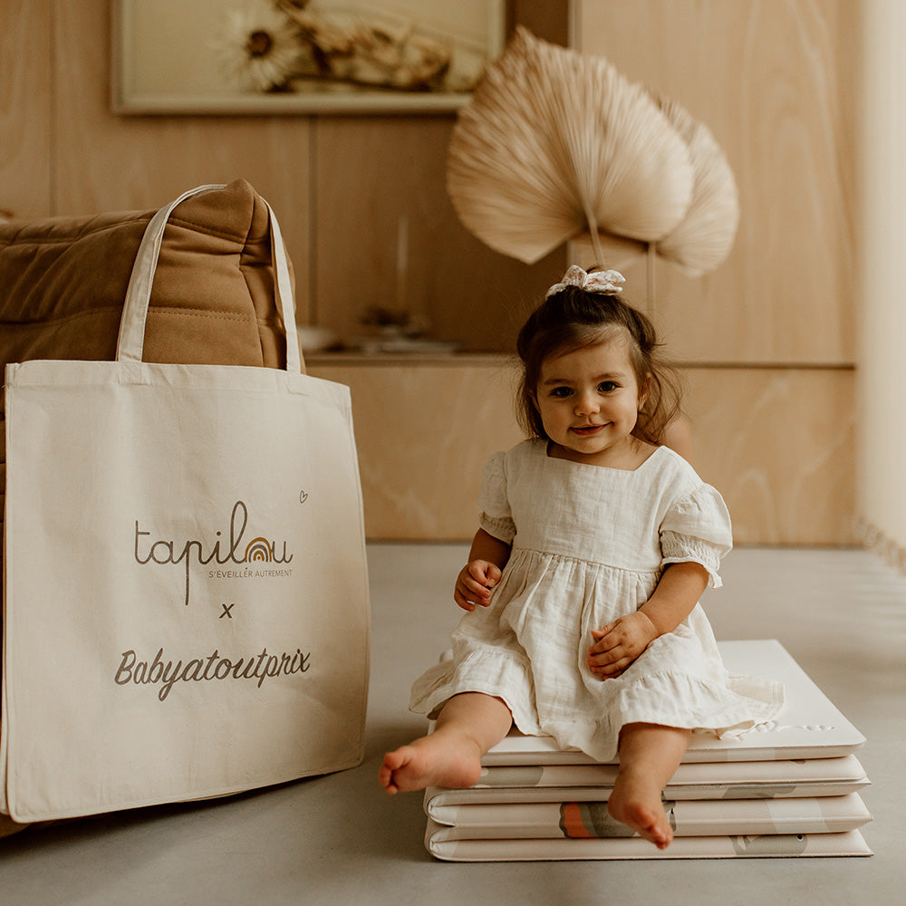 bébé assis sur le tapis de jeu pliable tapilou x babyatoutprix