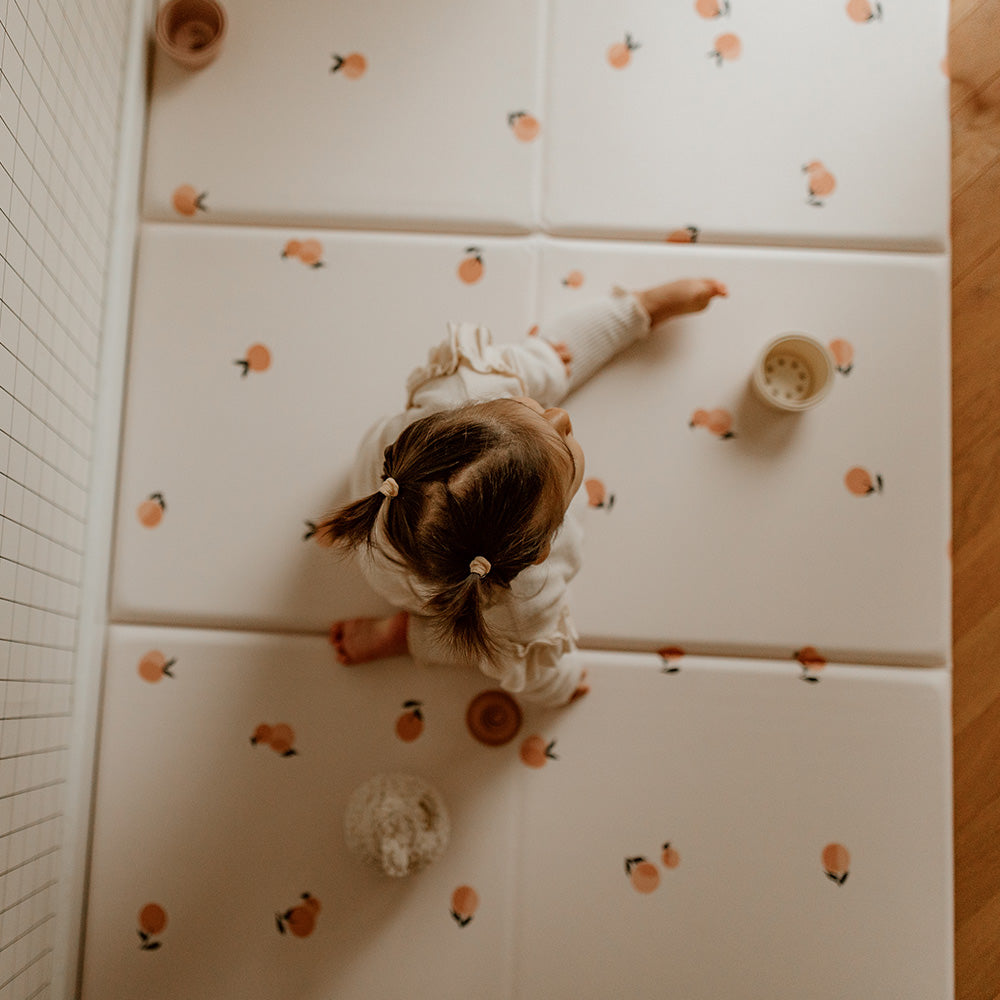 vue d'en haut tapilou pliable avec un bébé assis dessus