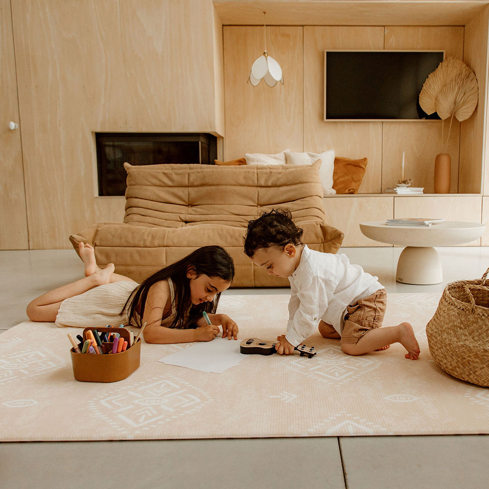 enfants jouant sur le tapilou xl motifs épurés