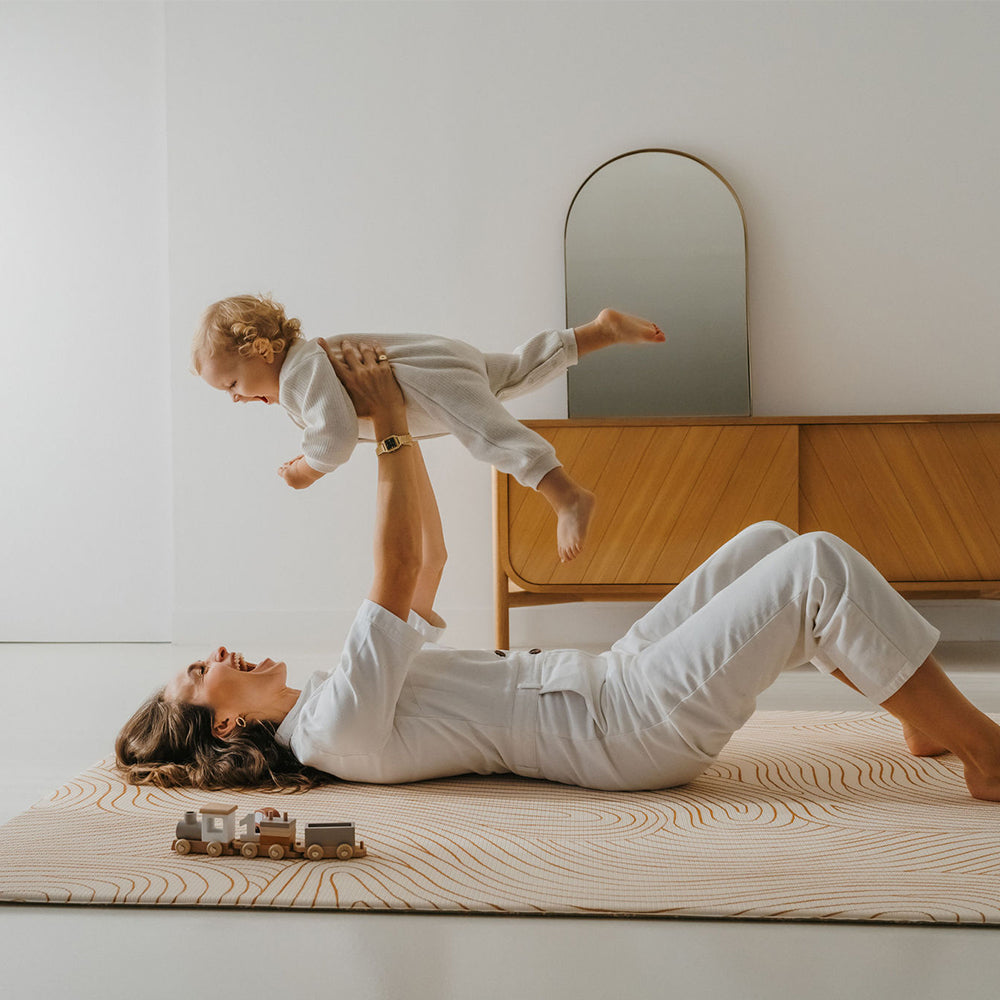 maman et bébé jouant sur le tapis de jeu xl l'oasis